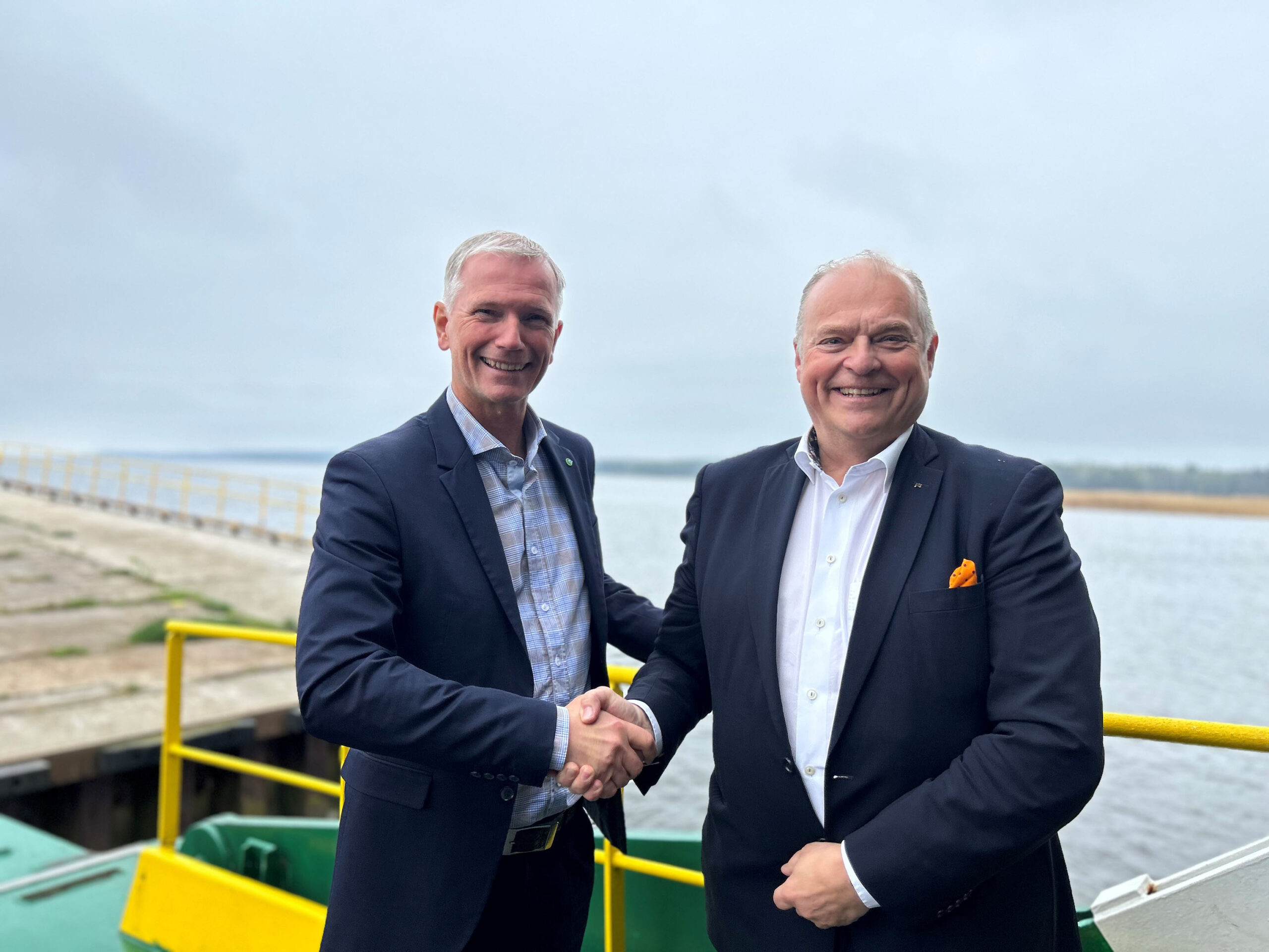 Fredrik and Göran shaking hands